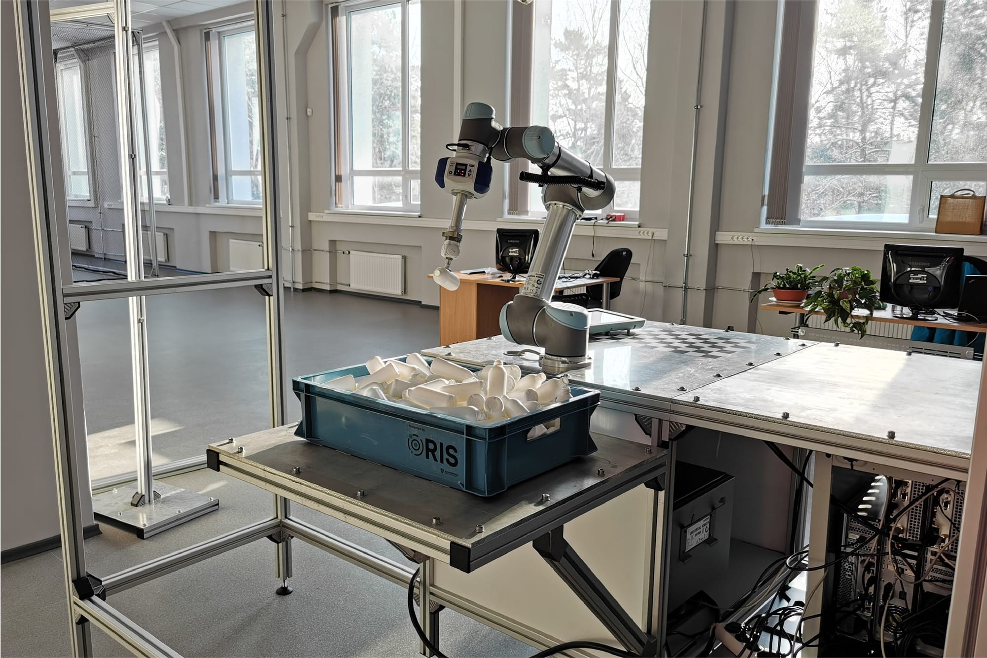 EDI laboratory with RIS-protected robot