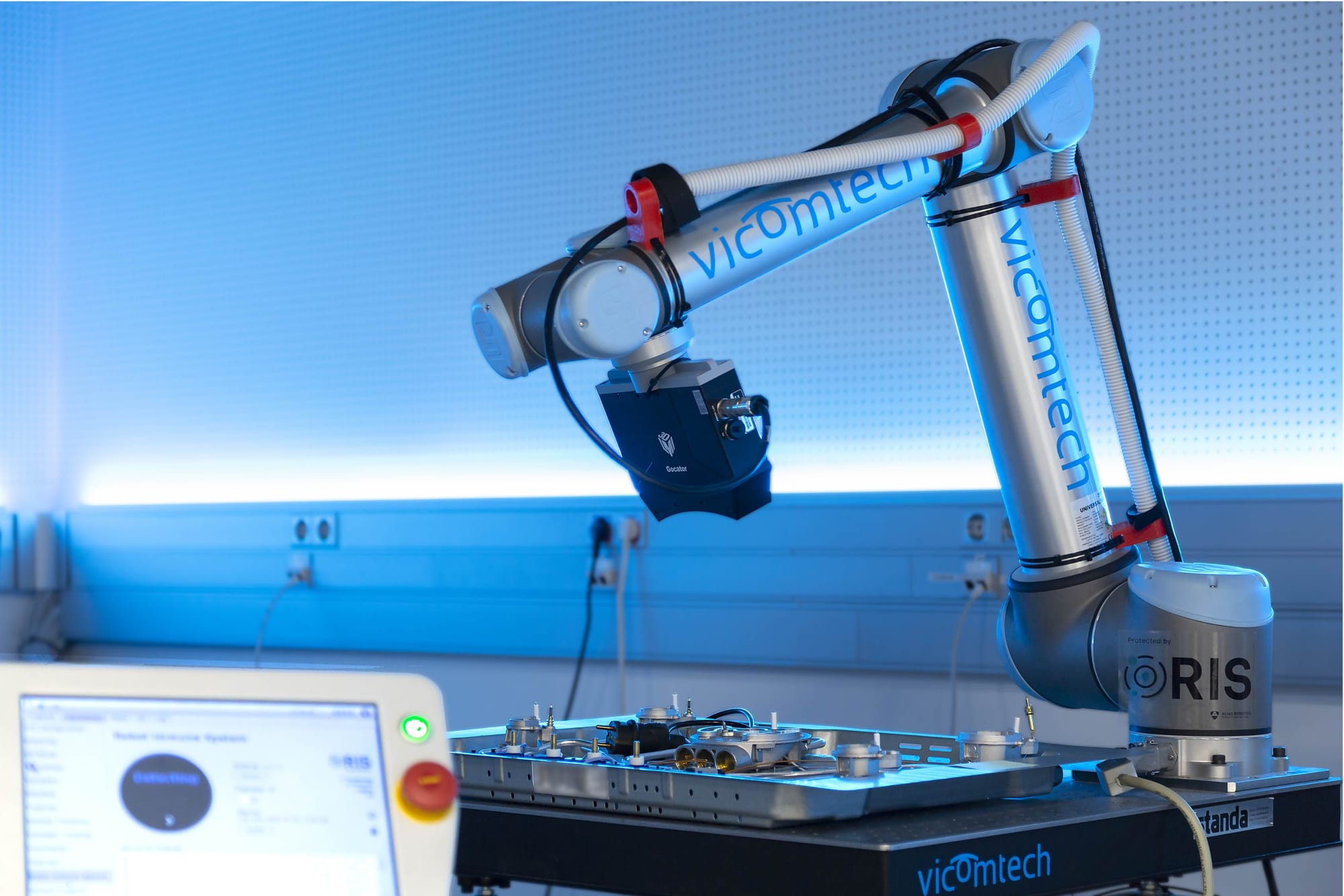 Vicomtech laboratory with RIS-protected robot